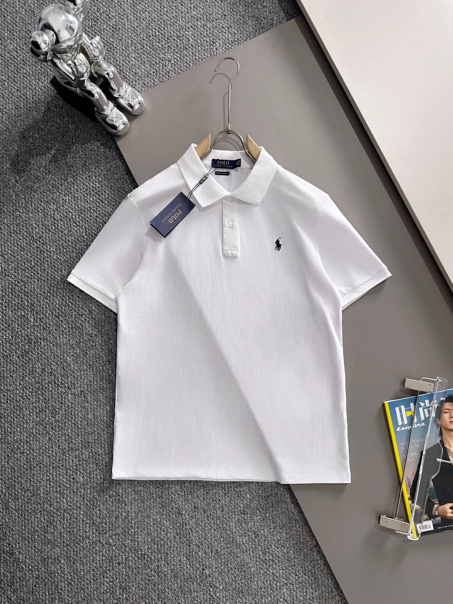 P190 🌸 (Always available) Ralph Lauren [High quality] Distinguished from ordinary fabrics on the market Men's pure cotton business casual solid color Short-sleeved T-shirt Lapel Polo shirt Men's summer essentials ✔ In a man's wardrobe, polo shirts must occupy an important place! When it comes to polo shirts made of pure cotton, Ralph Lauren is the perfect choice for comfort and quality ✔ The first choice for high quality! Classic basics that will never go out of style! Designed with classic solid colors, each color can easily match various occasions! Made of 240g pure cotton pique fabric, it is skin-friendly, comfortable and has good breathability, making summer wear refreshing and worry-free! The right shoulder style modifies the shoulder shape, enhances the style and temperament, and perfectly fits everyone's needs! Whether it is daily travel or business occasions, it is easy and versatile! The feeling of relaxation is even better. Everywhere you look, there are texture details! There are many colors to choose from, from stable dark colors to dynamic light colors, meeting the needs of different occasions! Exquisite workmanship, the improvement of one's own image is the pursuit of quality of life! , the details of the turning and wiring are also the original factory craftsmanship. Needless to say, the quality is after all, it is something from the original factory... If you like it, don’t miss it! For men, this type of short-sleeved Polo shirt is naturally indispensable!  All three standards are complete! Simple business casual essentials! Color: Black White Gray Royal Blue Size: M-2XL
